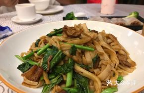 Preserved Turnip and Chinese Broccoli Stir-Fried Rice Noodles
