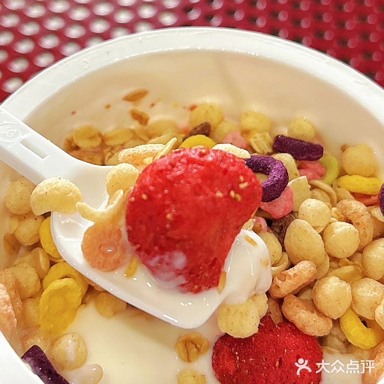 超多小料的酸奶 满满都是谷物 还有大粒冻干草莓 这个操作可以
