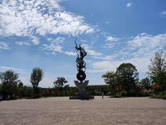 城门外的雕塑-良渚古城遗址公园