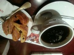 美式咖啡和功克力酥卷-COSTA COFFEE(武汉天地店)