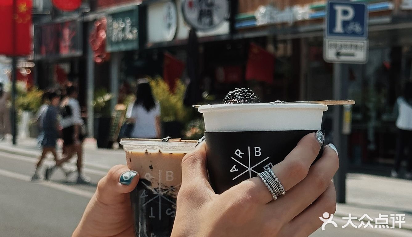 淮海街的暗黑系咖啡店，黑漆麻塔”拿铁有点意思！