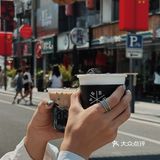 淮海街的暗黑系咖啡店，黑漆麻塔”拿铁有点意思！