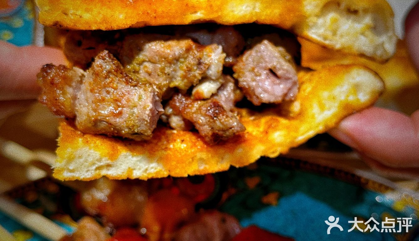 手抓饭配羊肉串，满口飘香的满足[调皮]