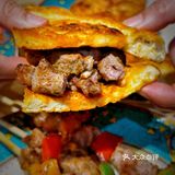 手抓饭配羊肉串，满口飘香的满足[调皮]