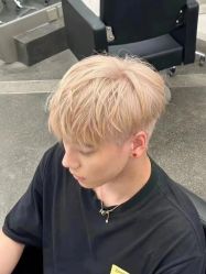 -一家只做男发烫染的店