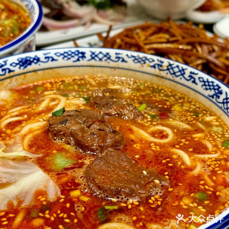 安东街新面馆！这牛肉块够大！！