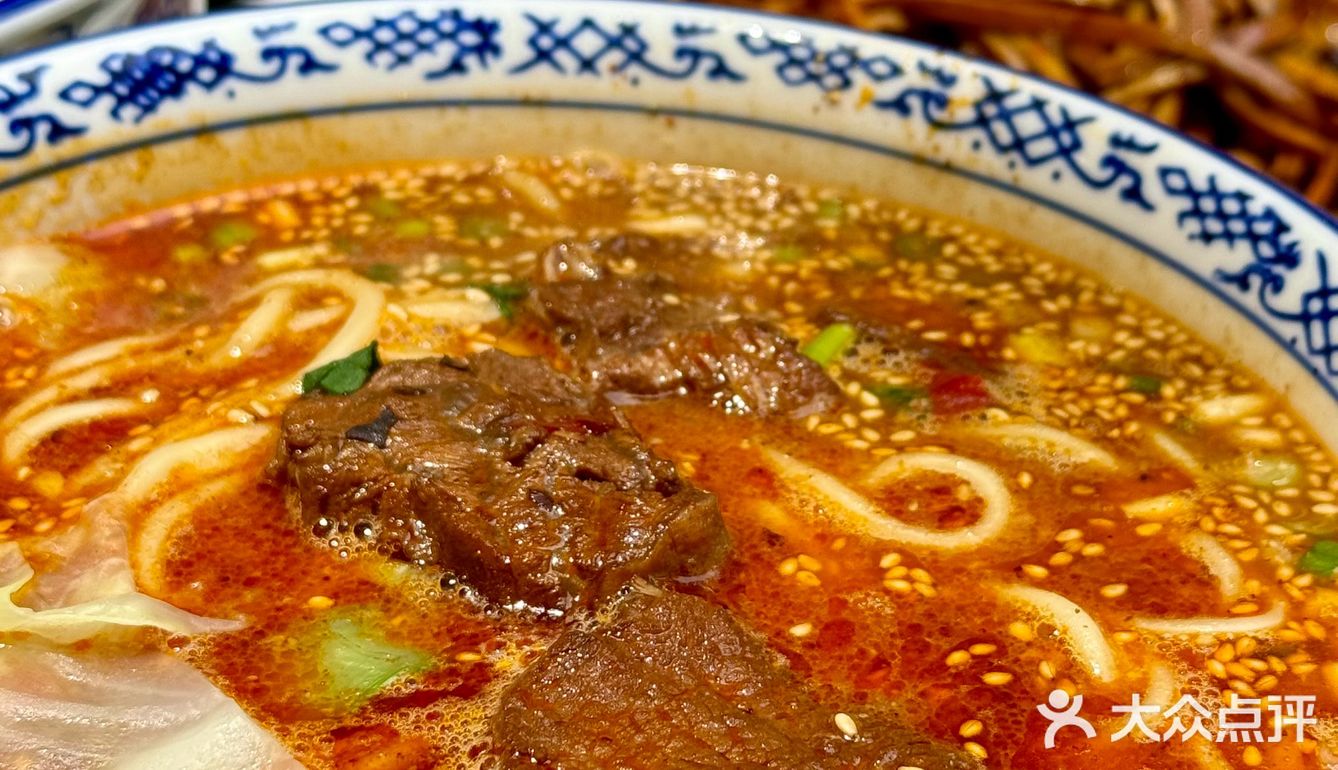 安东街新面馆！这牛肉块够大！！