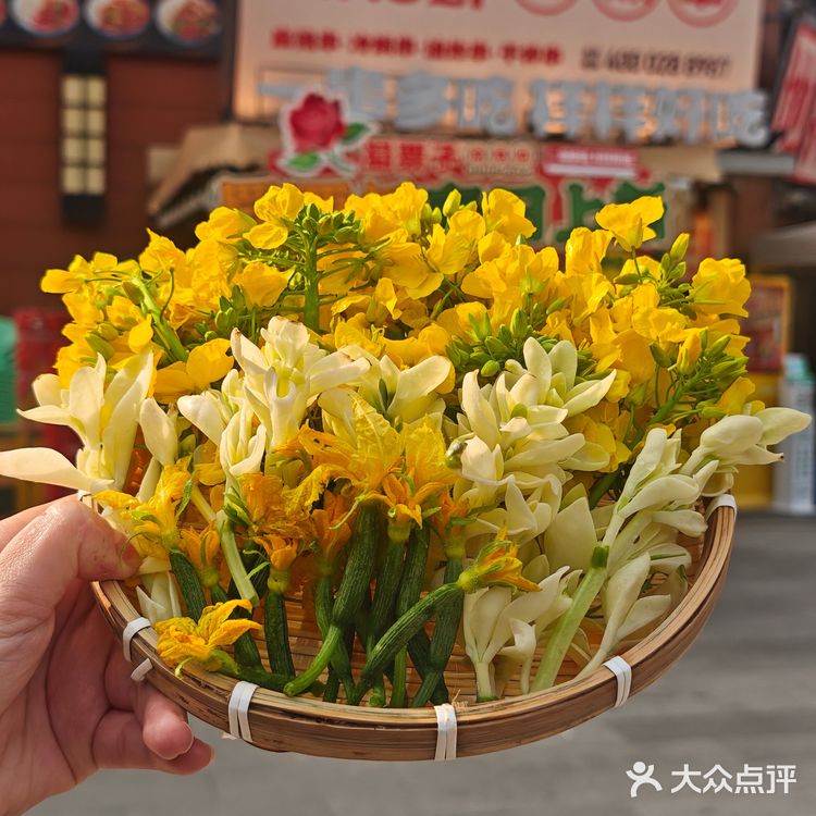 春天吃串串的仪式感！把整片油菜花田涮进红汤里