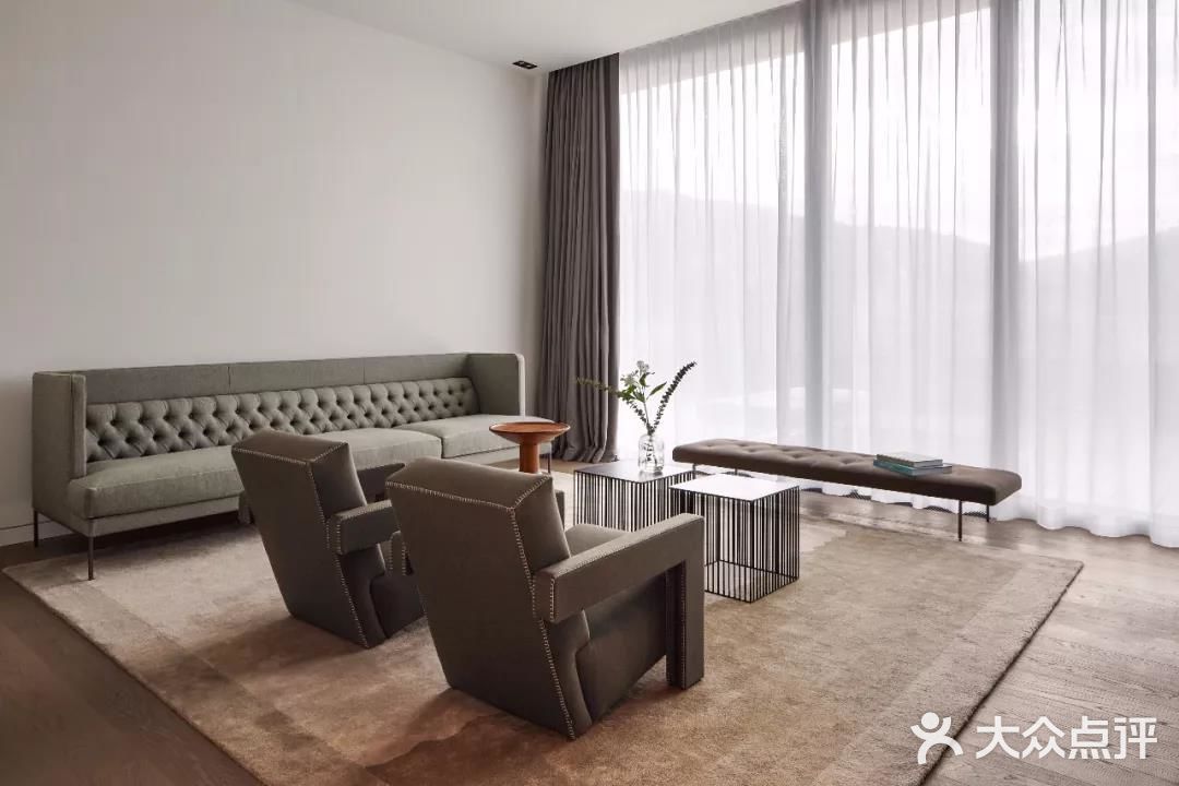 Roomers Hotel建筑外观采用简洁的黑白灰格调