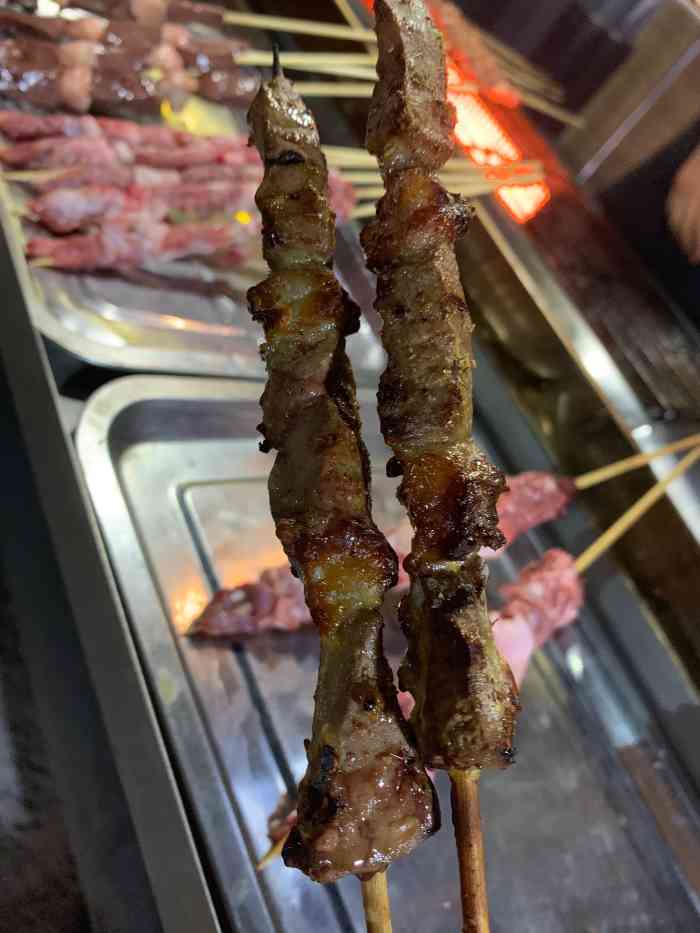 新疆亚克西烧烤-"已经好多年了生意还这么好是有原因的红柳.