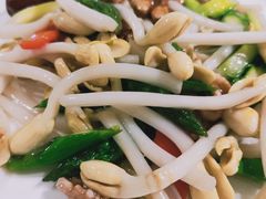 彩椒花生芽炒芦笋-幸福蔬·时尚蔬食(黄山湖公园店)