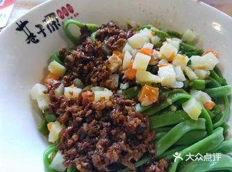 点了一碗杂酱菠菜面和一碗排骨菠菜面