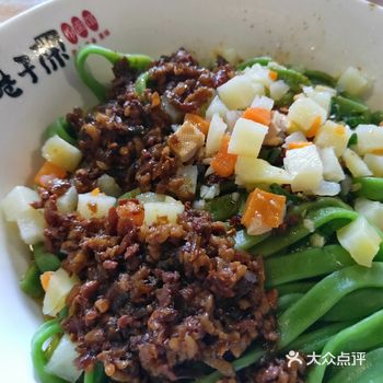 点了一碗杂酱菠菜面和一碗排骨菠菜面