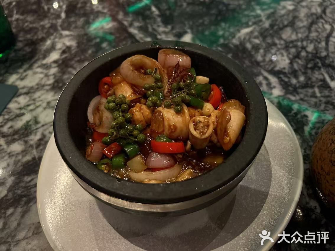 泳池边的晚餐