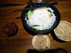 -丽虹云南过桥米线(兴工街店)