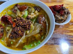酸菜肉丝米线-越洋肖氏老米线(杨家坪店)