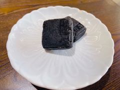 芝麻流心奶黄姑嫂小方-佬泰丰斋· 乌镇茶食餐厅