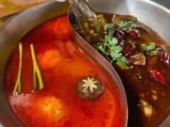 骨汤鸳鸯锅-喜悦小串丹东小黄牛海鲜烧烤大排档(民主广场店)