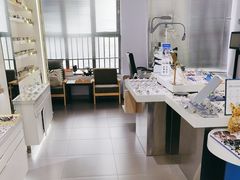 -视野联行眼镜•蔡司•依视路(温江店)