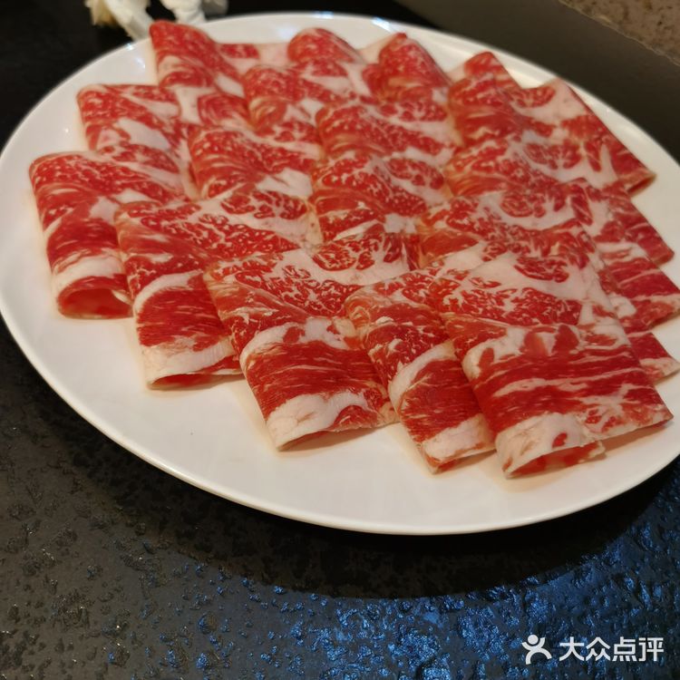 大片肉放进去涮好后，配上芝麻酱料碗