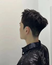 -一家只做男发烫染的店