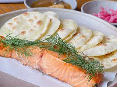 烟熏三文鱼配烤饺子皮和芥末籽酱-BOR Eatery(安福路店)