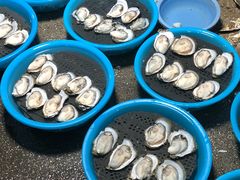 自购海鲜。生蚝一个5-8元不等，看个头-濠江渔港酒楼(湾仔海鲜街，会展中心店)