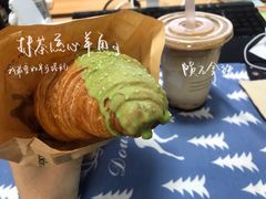 抹茶流心羊角-瑞幸咖啡(港湾1号店)