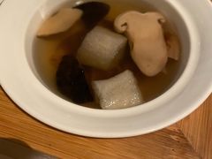 泉水上素珍菌汤-广州富力丽思卡尔顿酒店·丽轩·粤菜
