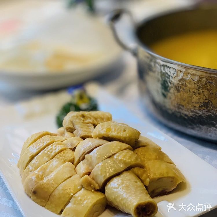 鸡皮油亮和鸡肉厚实,鸡肉嫩滑嫩滑的,鸡肉肉质细腻