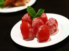 4，椰汁红樱茄：卖相妖艳的红樱茄，去皮后淋上椰汁，简单得来口感却很赞，连点两份！-广州文华东方酒店·江-由辉师傅主理