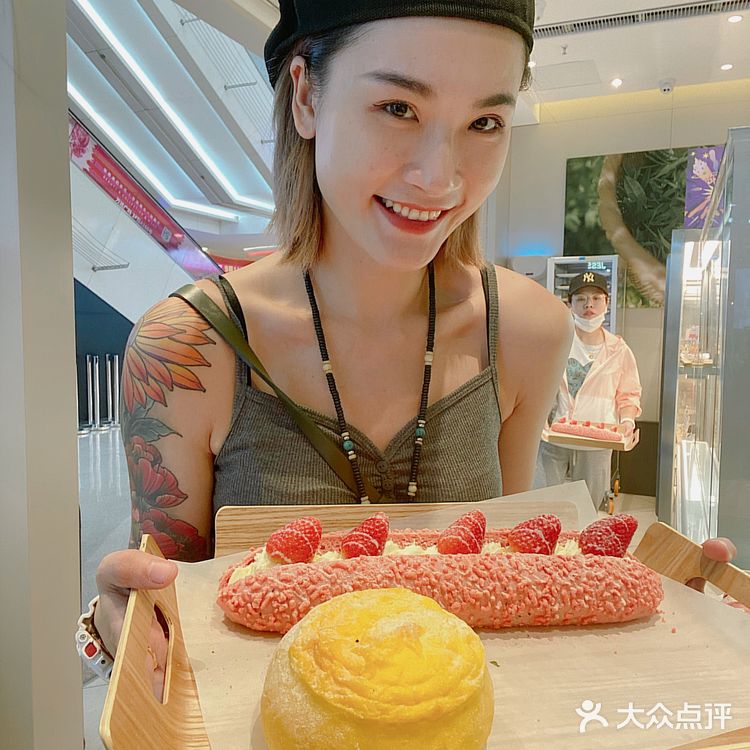 花臂小姐姐终于吃了奈雪的茶，面包和茶饮口味都喜欢❗️