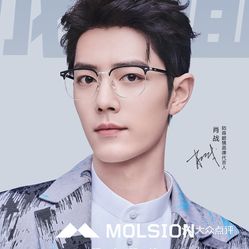 去配了一个新的眼镜,新的代言人带来了新的流量,店铺不大,但是人丁