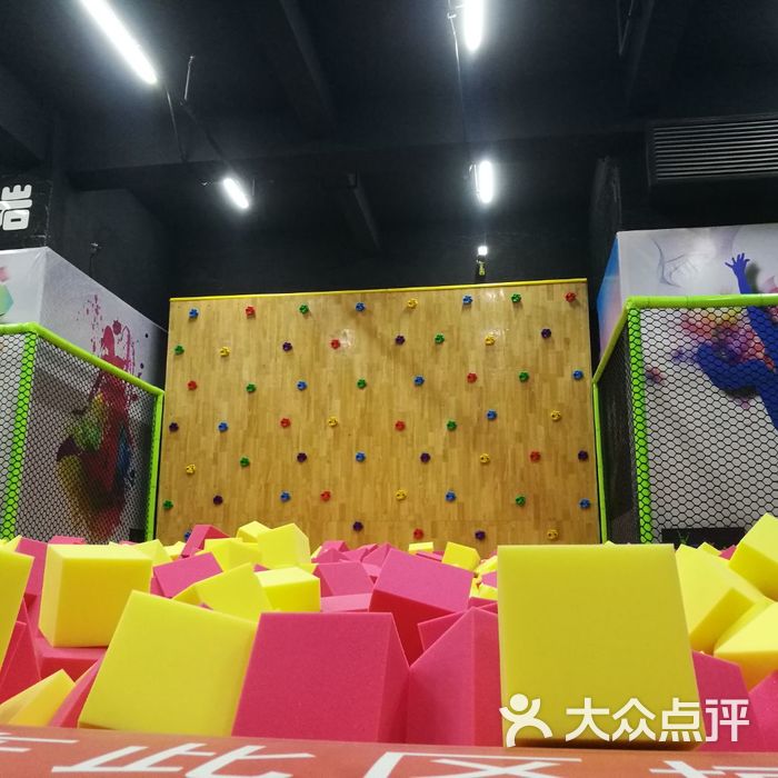 蹦客地带蹦床主题运动馆