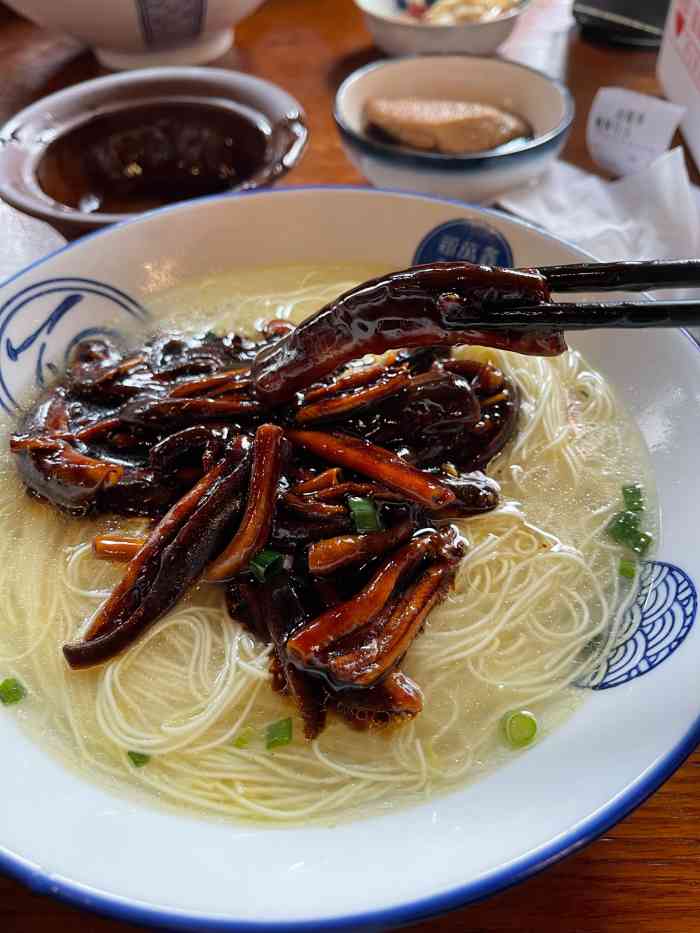 新萬鑫銀絲麵館,位於惠山古鎮內,靠近東大門