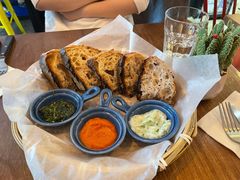 三种酱配酸面包-Mesa Madre梅萨妈妈·Bintana(国贸店)