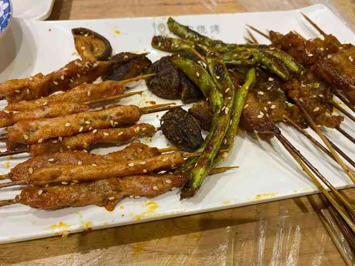 悟空烧烤(广厦华庭店)-"上周末晚上带朋友去吃的人挺少 5点半店里.