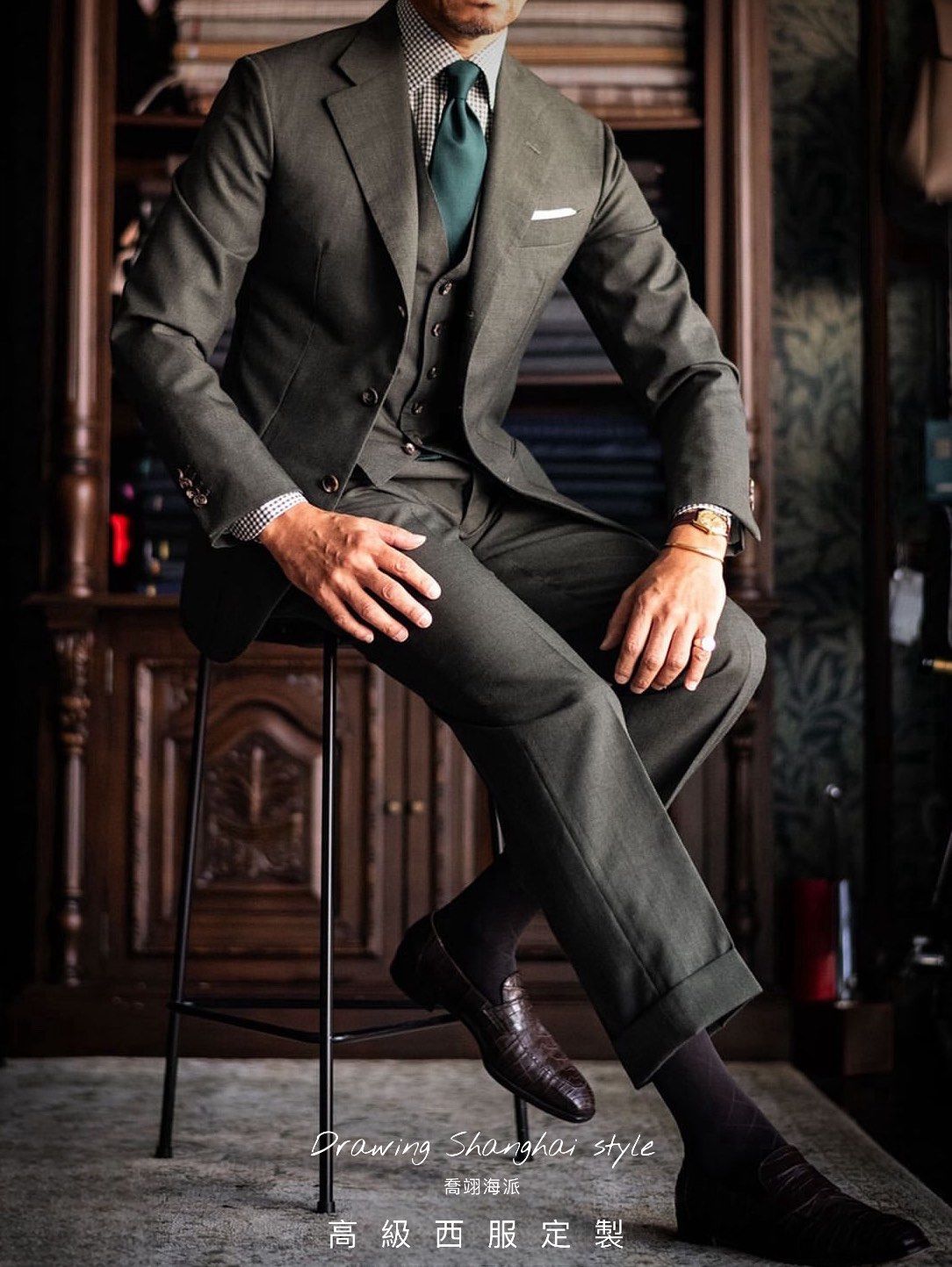 办公室的绅士风度,灰绿色西装三件套
