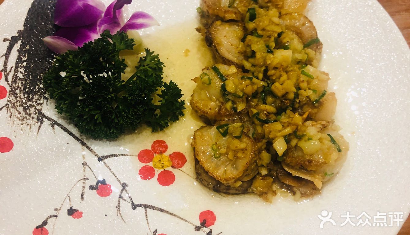 新开的寿司店，店铺环境很有氛围，位置很多，有卡座