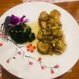 新开的寿司店，店铺环境很有氛围，位置很多，有卡座