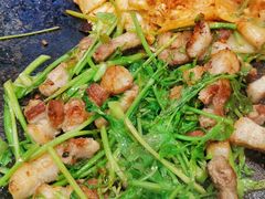 水芹菜配猪五花肉-韩阳王石板烤肉