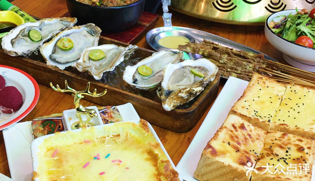 让我更惊艳到的 是他家生蚝 真的是比手还大！