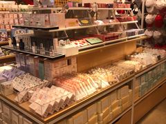 -名创优品(北京新中关购物中心地铁层店)