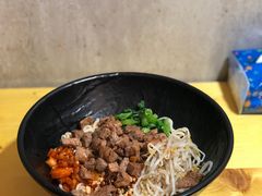 -两勺子一碗口水鸡拌面