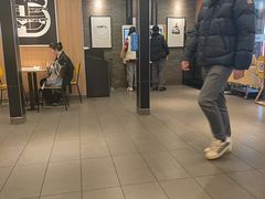 -麦当劳(上海虹桥站30B检票口楼上)