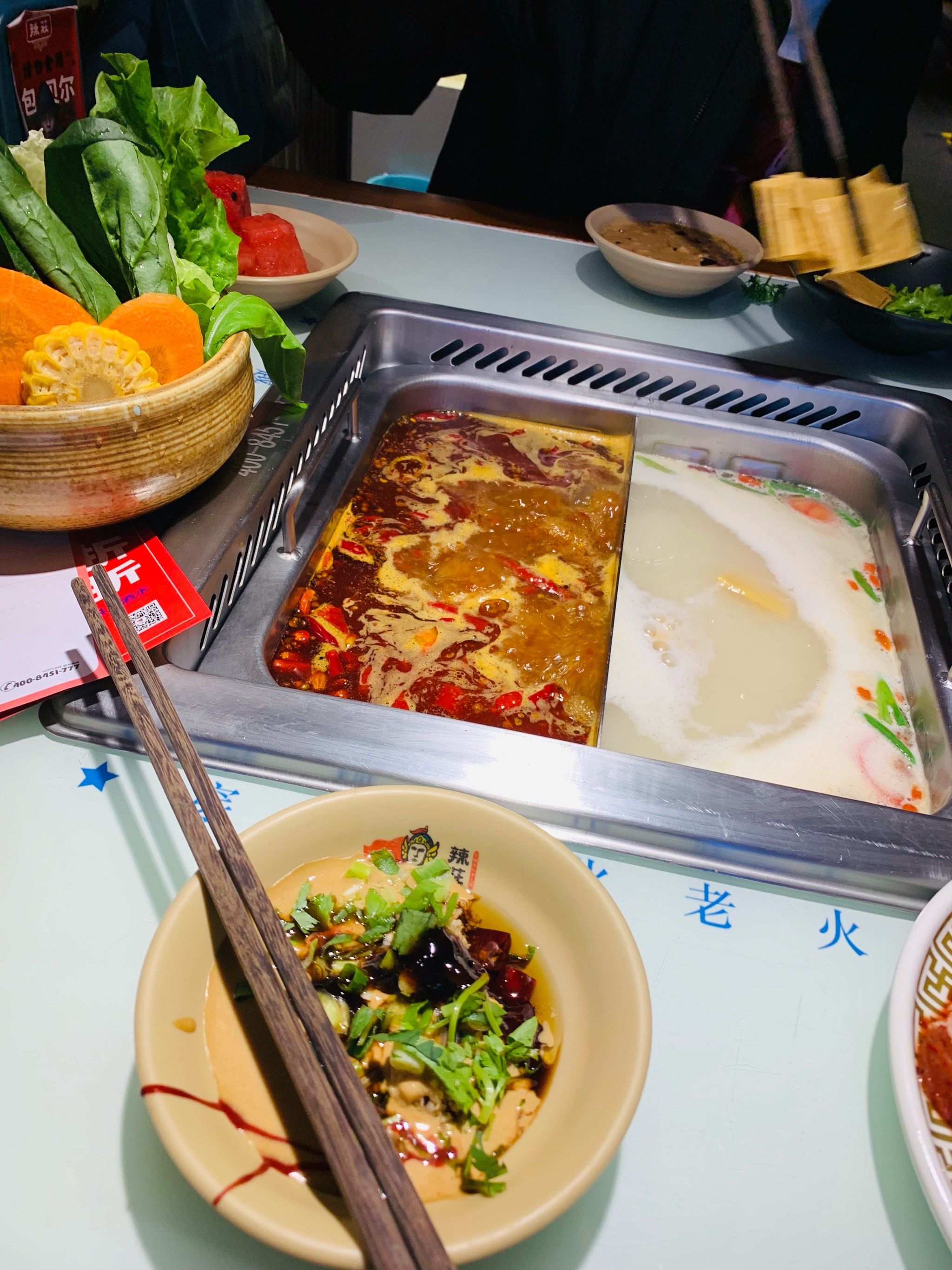 辣庄火锅,说是包贝尔开的店,上面的海报也