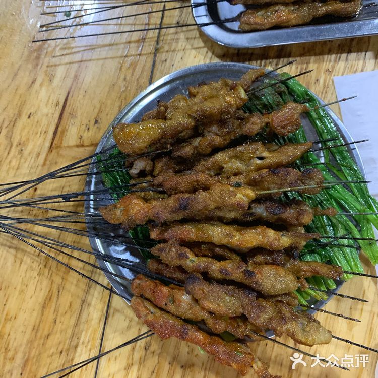 幸好吃了点对门的煎饺，要不然要饿调了面。招牌虾球很新鲜