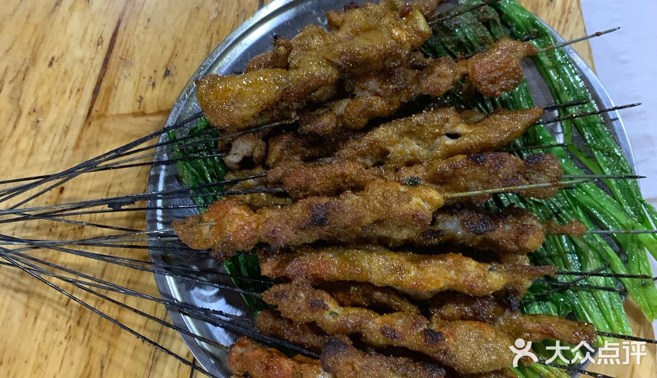 幸好吃了点对门的煎饺，要不然要饿调了面。招牌虾球很新鲜