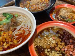 -爆炸头阿姨小四川正宗川味小吃(无任何分店)