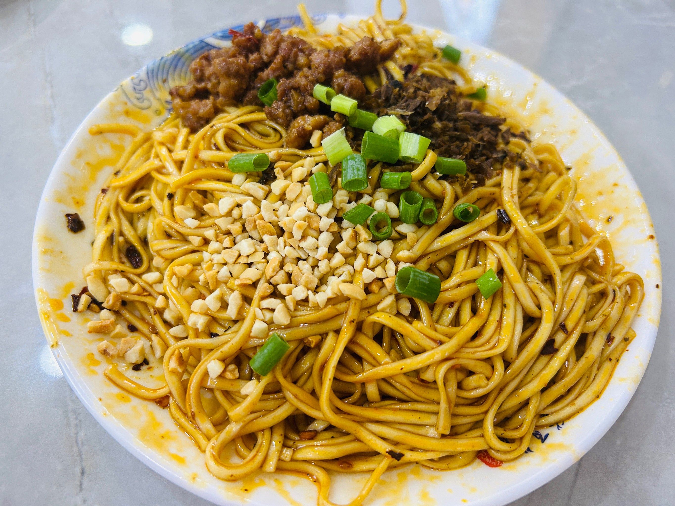 用盘子装的燃面